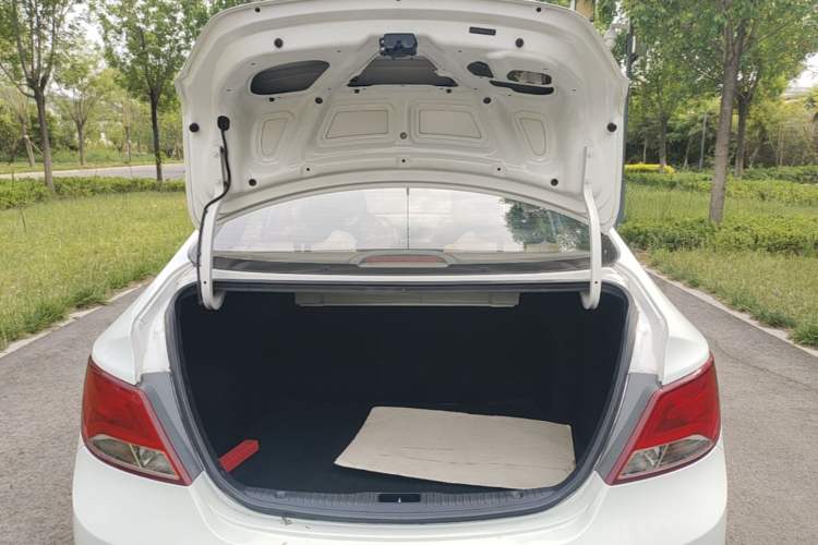 Used Hyundai Verna (older generation) 2014 1.4L Manual Smart GLS Trim Trunk