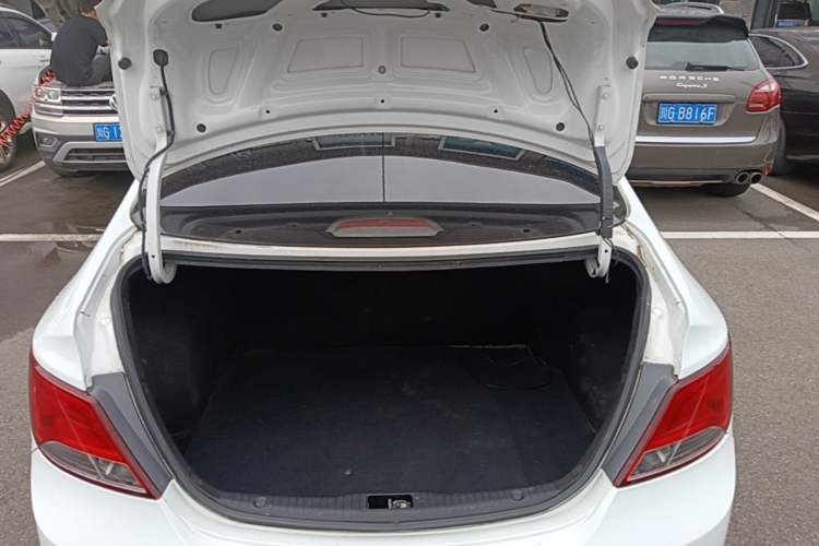 Used Hyundai Verna (older generation) 2014 1.4L Manual Smart GLS Trim Trunk