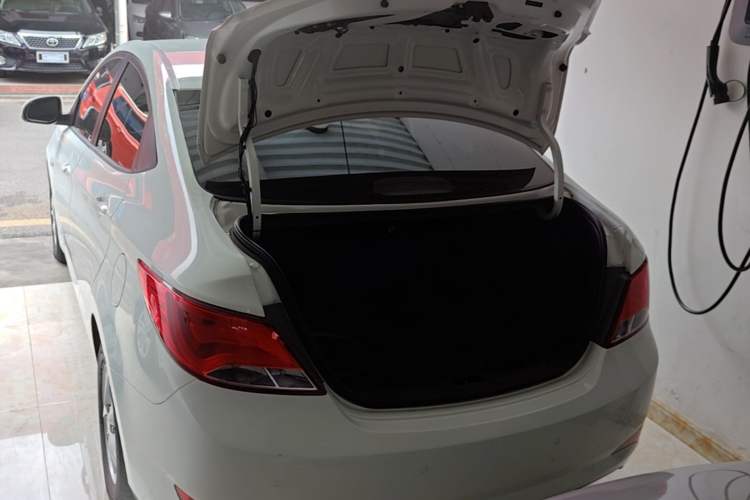 Used Hyundai Verna (older generation) 2014 1.4L Automatic Smart GLS Trunk