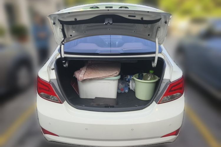 Used Hyundai Verna (older generation) 2014 1.6L Automatic Leading-Edge GLX Trunk
