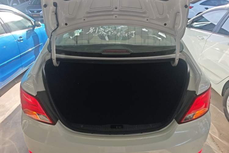 Used Hyundai Verna (older generation) 2014 1.4L Manual Smart GLS Trim Trunk