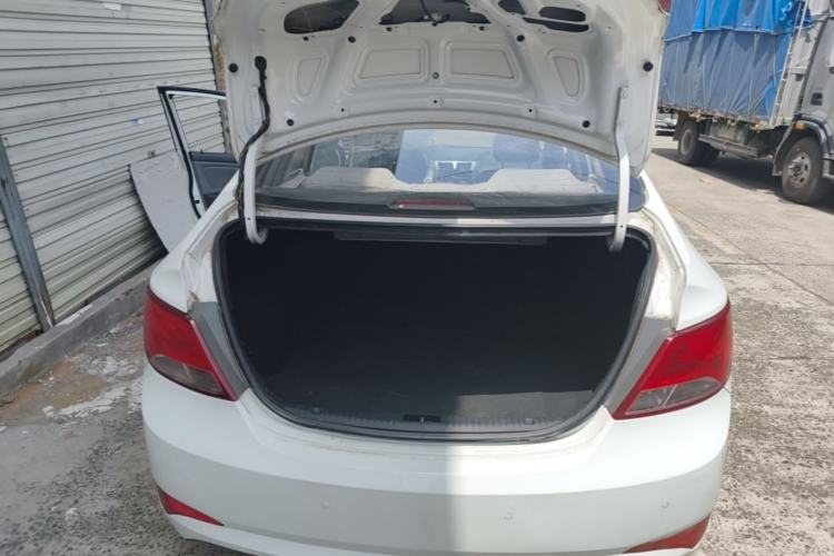 Used Hyundai Verna (older generation) 2014 1.4L Automatic Leading-Edge GLX Trunk