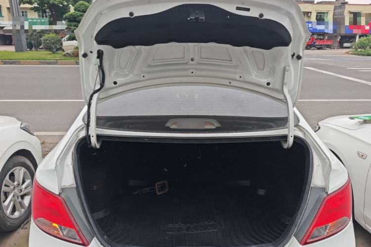 Used Hyundai Verna (older generation) 2014 1.4L Automatic Leading-Edge GLX Trunk