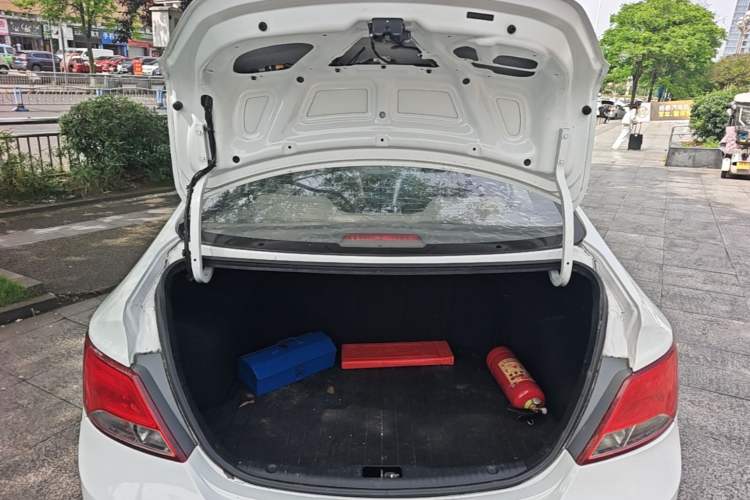 Used Hyundai Verna (older generation) 2014 1.4L Automatic Leading-Edge GLX Trunk