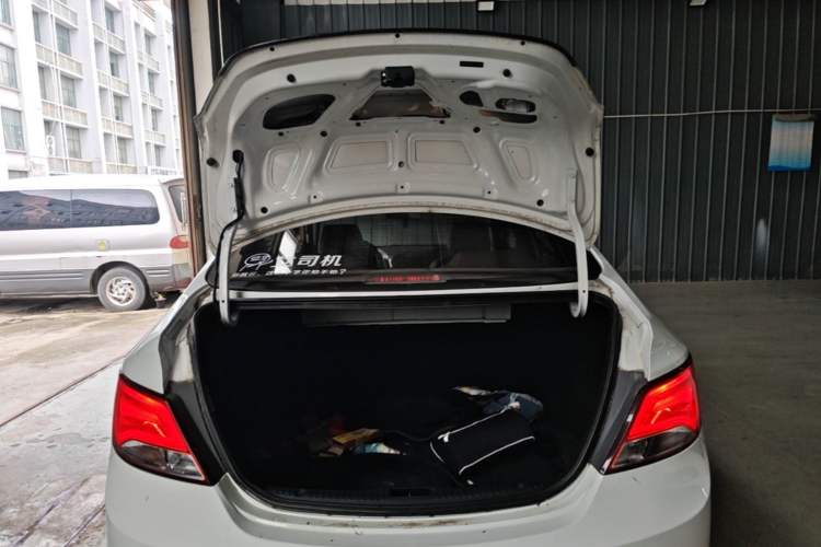 Used Hyundai Verna (older generation) 2014 1.4L Automatic Smart GLS Trunk
