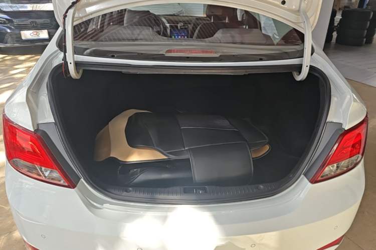 Used Hyundai Verna (older generation) 2014 1.4L Automatic Smart GLS Trunk