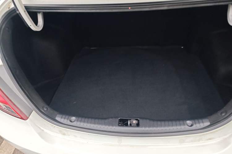 Used Hyundai Verna (older generation) 2014 1.4L Automatic Leading-Edge GLX Trunk