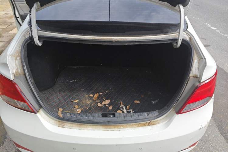 Used Hyundai Verna (older generation) 2014 1.4L Manual Smart GLS Trim Trunk