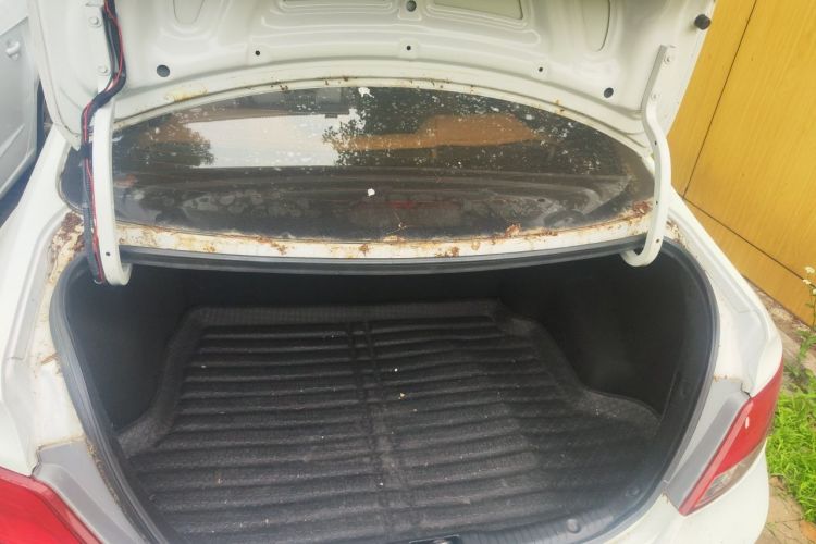 Used Hyundai Verna (older generation) 2014 1.4L Automatic Leading-Edge GLX Trunk
