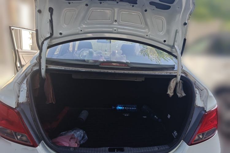 Used Hyundai Verna (older generation) 2014 1.4L Automatic Leading-Edge GLX Trunk
