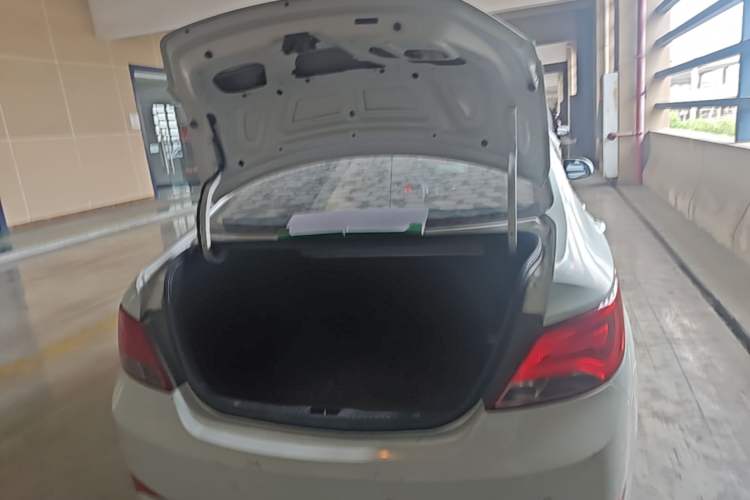 Used Hyundai Verna (older generation) 2014 1.4L Manual Smart GLS Trim Trunk