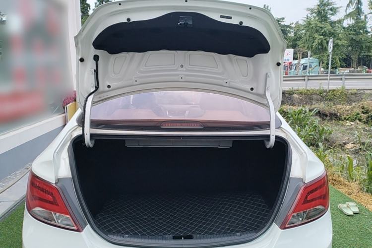 Used Hyundai Verna (older generation) 2014 1.4L Manual Top-Tier Model TOP Trunk