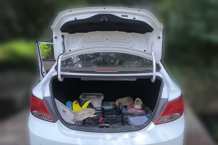 Used Hyundai Verna (older generation) 2014 1.4L Automatic Leading-Edge GLX Trunk