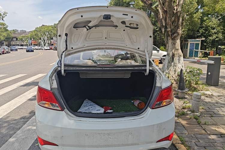 Used Hyundai Verna (older generation) 2014 1.4L Manual Smart GLS Trim Trunk