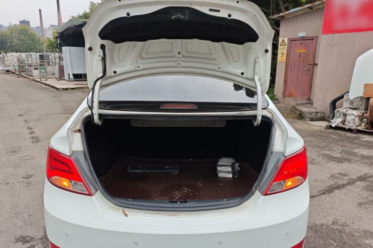 Used Hyundai Verna (older generation) 2014 1.4L Manual Top-Tier Model TOP Trunk