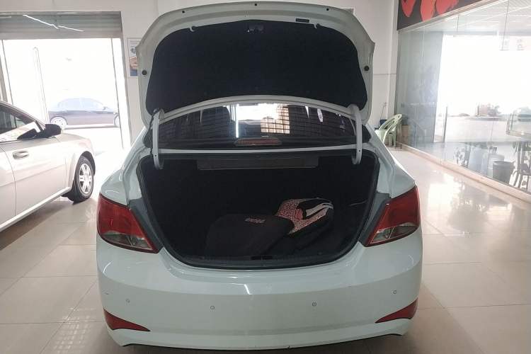 Used Hyundai Verna (older generation) 2014 1.4L Manual Smart GLS Trim Trunk