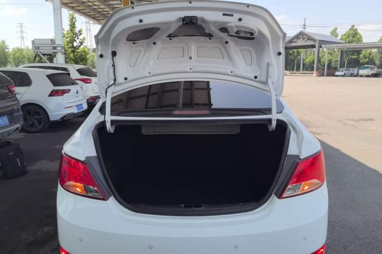 Used Hyundai Verna (older generation) 2014 1.4L Manual Smart GLS Trim Trunk