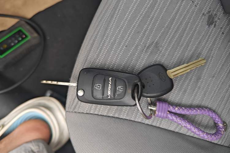 Used Hyundai Verna (older generation) 2014 1.4L Manual Smart GLS Trim Vehicle Key