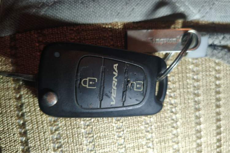 Used Hyundai Verna (older generation) 2014 1.4L Manual Smart GLS Trim Vehicle Key