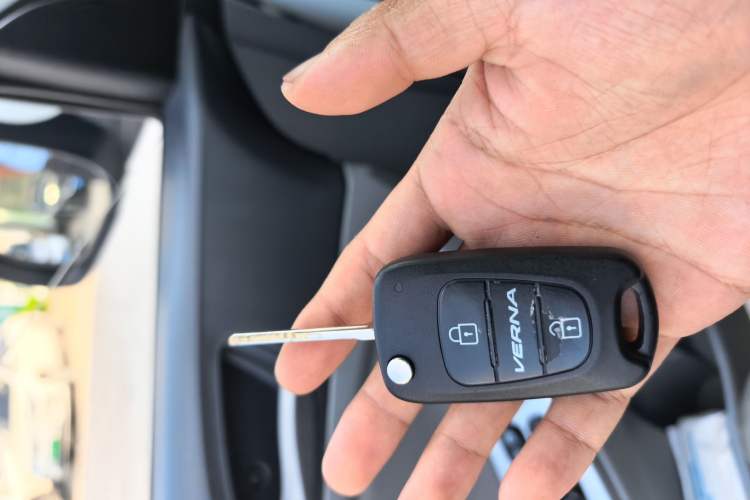 Used Hyundai Verna (older generation) 2014 1.4L Manual Smart GLS Trim Vehicle Key