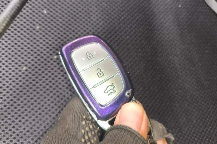 Used Hyundai Verna (older generation) 2014 1.4L Automatic Leading-Edge GLX Vehicle Key