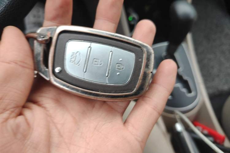 Used Hyundai Verna (older generation) 2014 1.4L Automatic Leading-Edge GLX Vehicle Key