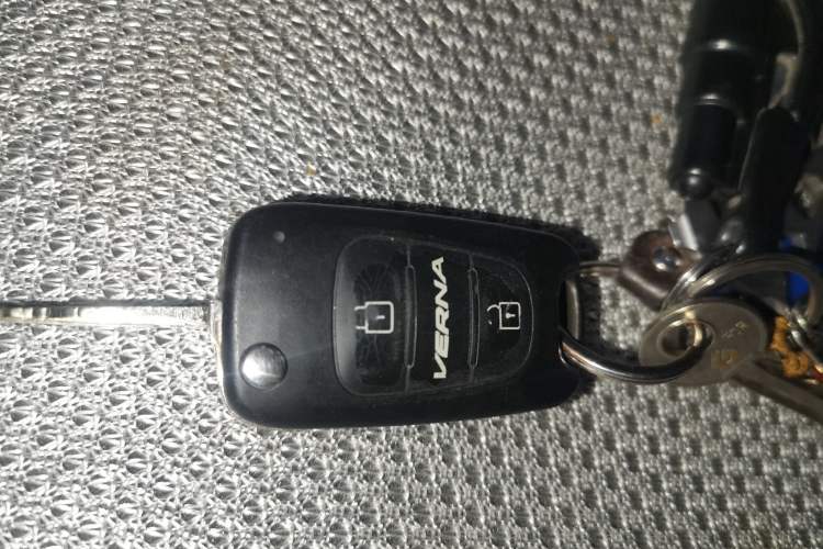 Used Hyundai Verna (older generation) 2014 1.4L Automatic Fashion GS Model Vehicle Key