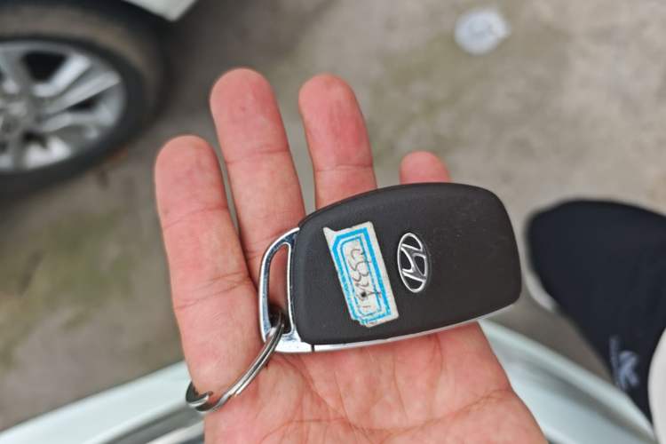 Used Hyundai Verna (older generation) 2014 1.4L Automatic Leading-Edge GLX Vehicle Key