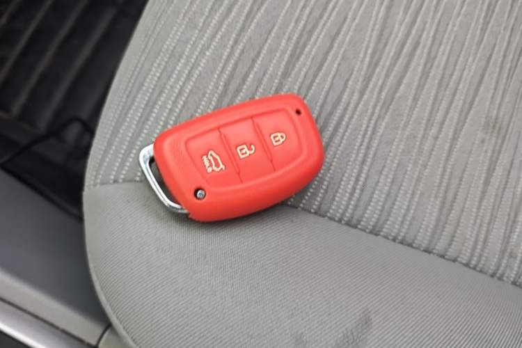 Used Hyundai Verna (older generation) 2014 1.4L Automatic Leading-Edge GLX Vehicle Key