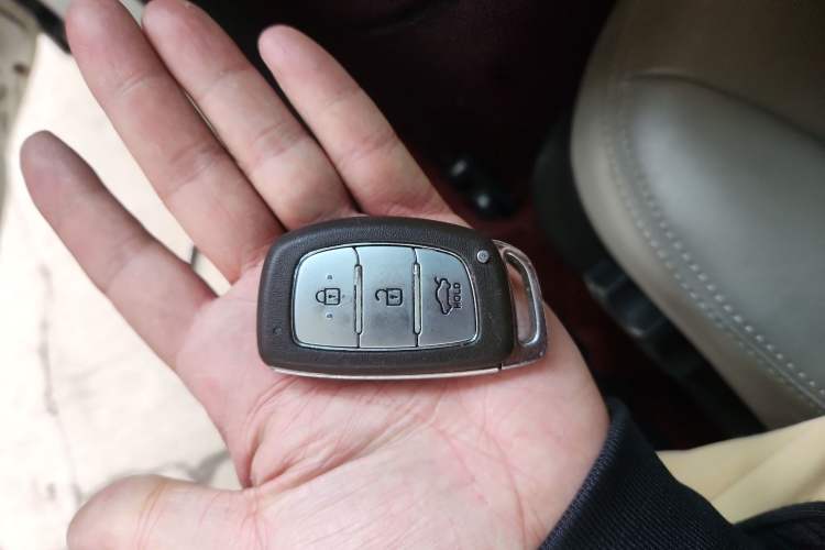 Used Hyundai Verna (older generation) 2014 1.4L Manual Top-Tier Model TOP Vehicle Key