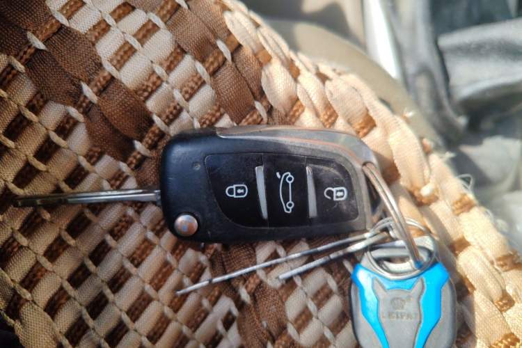 Used Hyundai Verna (older generation) 2014 1.4L Manual Smart GLS Trim Vehicle Key