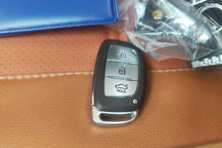 Used Hyundai Verna (older generation) 2014 1.4L Automatic Leading-Edge GLX Vehicle Key