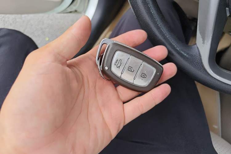 Used Hyundai Verna (older generation) 2014 1.4L Automatic Leading-Edge GLX Vehicle Key