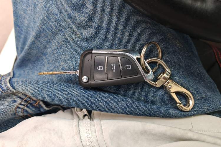 Used Hyundai Verna (older generation) 2014 1.4L Manual Smart GLS Trim Vehicle Key