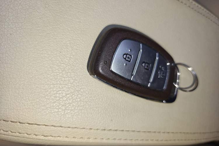 Used Hyundai Verna (older generation) 2014 1.4L Automatic Leading-Edge GLX Vehicle Key