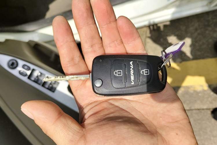 Used Hyundai Verna (older generation) 2014 1.4L Manual Smart GLS Trim Vehicle Key