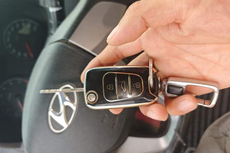 Used Hyundai Verna (older generation) 2014 1.4L Manual Smart GLS Trim Vehicle Key