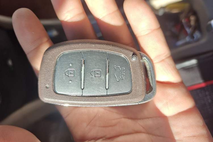 Used Hyundai Verna (older generation) 2014 1.4L Automatic Leading-Edge GLX Vehicle Key