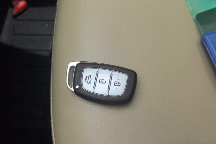 Used Hyundai Verna (older generation) 2014 1.4L Automatic Leading-Edge GLX Vehicle Key