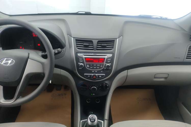 Used Hyundai Verna (older generation) 2014 1.4L Manual Smart GLS Trim Audio And AC Panel