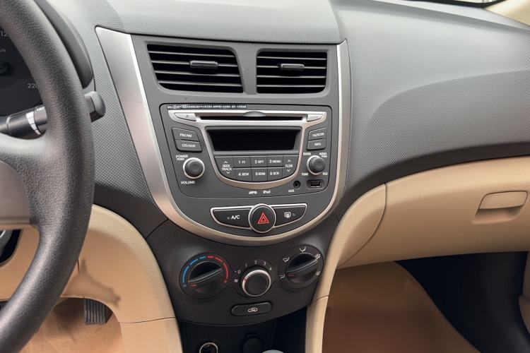 Used Hyundai Verna (older generation) 2014 1.4L Automatic Smart GLS Audio And AC Panel