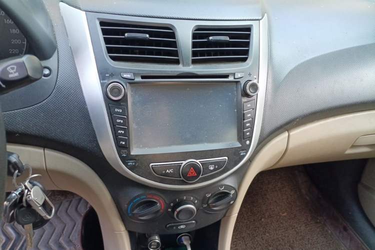 Used Hyundai Verna (older generation) 2014 1.4L Manual Fashion GS Model Audio And AC Panel