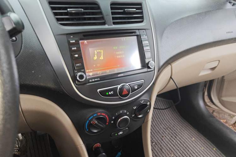 Used Hyundai Verna (older generation) 2014 1.4L Manual Fashion GS Model Audio And AC Panel