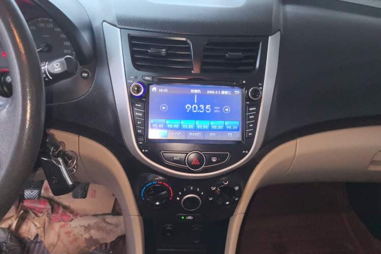 Used Hyundai Verna (older generation) 2014 1.4L Manual Smart GLS Trim Audio And AC Panel