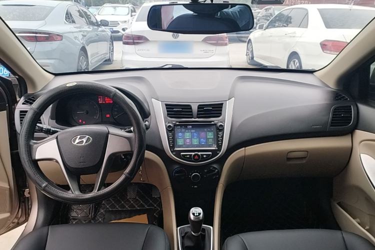 Used Hyundai Verna (older generation) 2014 1.4L Manual Smart GLS Trim Center Console