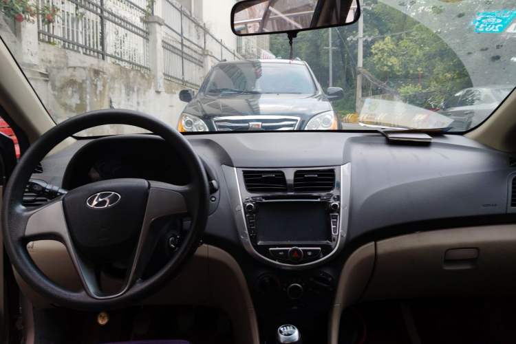 Used Hyundai Verna (older generation) 2014 1.4L Manual Smart GLS Trim Center Console