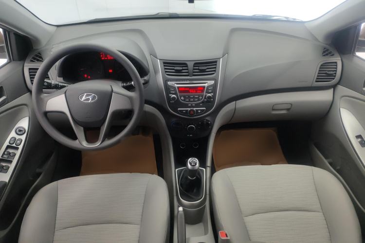 Used Hyundai Verna (older generation) 2014 1.4L Manual Smart GLS Trim Center Console
