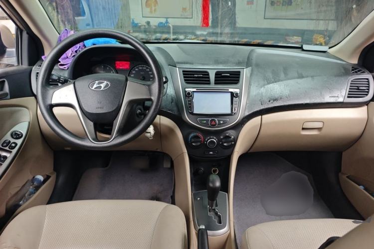 Used Hyundai Verna (older generation) 2014 1.4L Automatic Smart GLS Center Console