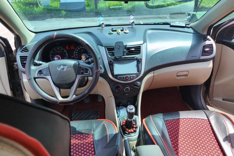 Used Hyundai Verna (older generation) 2014 1.4L Manual Top-Tier Model TOP Center Console