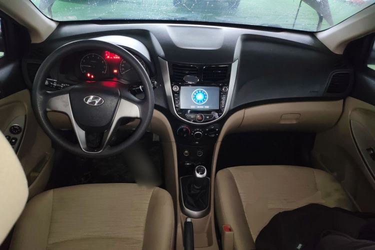 Used Hyundai Verna (older generation) 2014 1.4L Manual Smart GLS Trim Center Console
